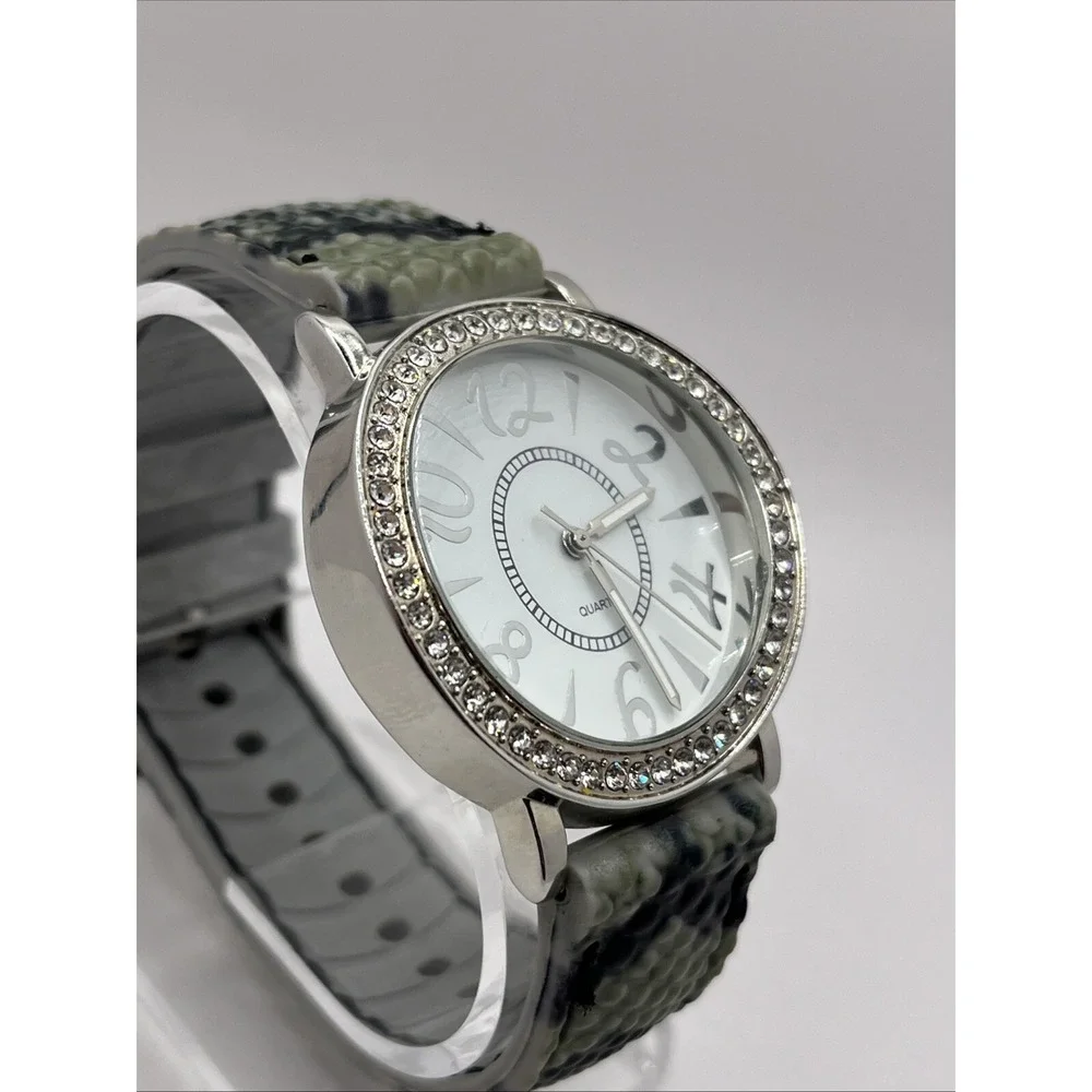 Women's Quartz Watch 40mm Case Crystal Bezel Silicone Band- New Battery‎